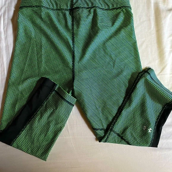 Under Armour Womens Activewear capri pants. Excellent used condition. Size large - Picture 1 of 3